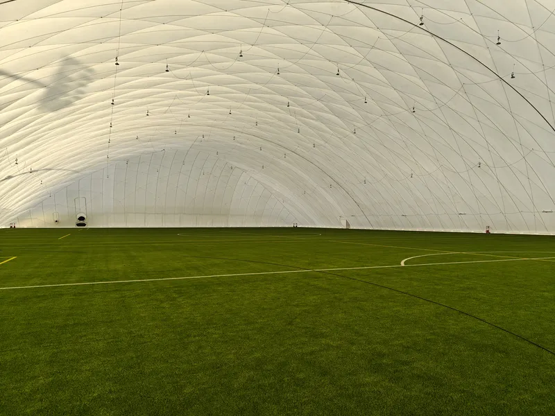 Hala Pneumatyczna Koluszki — wnętrze hali z powłoką pneumatyczną