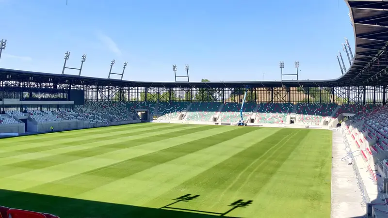 Stadion Sosnowiec — widok na trybuny i konstrukcję zadaszenia